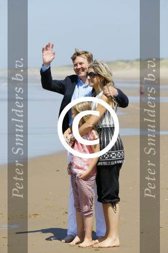 Wassenaar 10 juli 2015
Fotouurtje met Koningin Maxima Koning Willem Alexander en de prinsesjes Amalia Alexia en Ariane op het strand van Wassenaar.