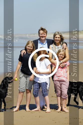 Wassenaar 10 juli 2015
Fotouurtje met Koningin Maxima Koning Willem Alexander en de prinsesjes Amalia Alexia en Ariane op het strand van Wassenaar.