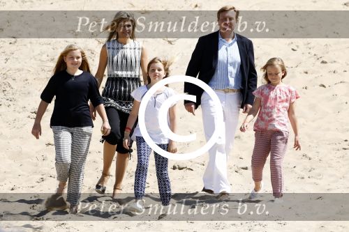 Wassenaar 10 juli 2015
Fotouurtje met Koningin Maxima Koning Willem Alexander en de prinsesjes Amalia Alexia en Ariane op het strand van Wassenaar.