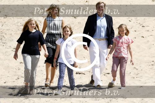 Wassenaar 10 juli 2015
Fotouurtje met Koningin Maxima Koning Willem Alexander en de prinsesjes Amalia Alexia en Ariane op het strand van Wassenaar.