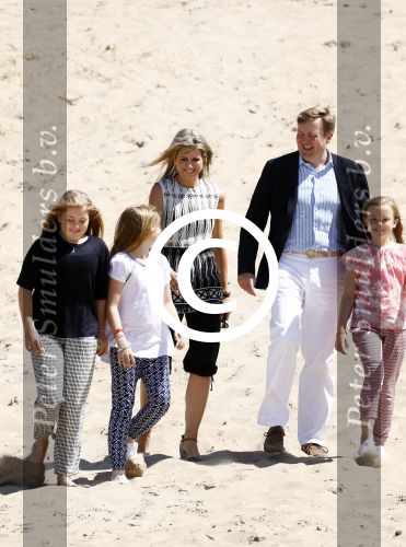 Wassenaar 10 juli 2015
Fotouurtje met Koningin Maxima Koning Willem Alexander en de prinsesjes Amalia Alexia en Ariane op het strand van Wassenaar.