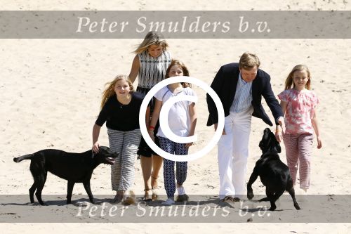 Wassenaar 10 juli 2015
Fotouurtje met Koningin Maxima Koning Willem Alexander en de prinsesjes Amalia Alexia en Ariane op het strand van Wassenaar.