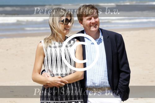 Wassenaar 10 juli 2015
Fotouurtje met Koningin Maxima Koning Willem Alexander en de prinsesjes Amalia Alexia en Ariane op het strand van Wassenaar.