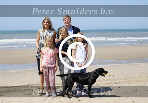 Wassenaar 10 juli 2015
Fotouurtje met Koningin Maxima Koning Willem Alexander en de prinsesjes Amalia Alexia en Ariane op het strand van Wassenaar.