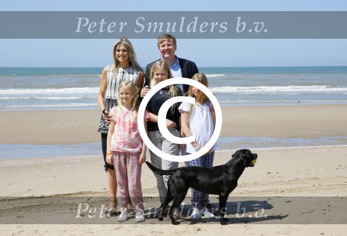 Wassenaar 10 juli 2015
Fotouurtje met Koningin Maxima Koning Willem Alexander en de prinsesjes Amalia Alexia en Ariane op het strand van Wassenaar.