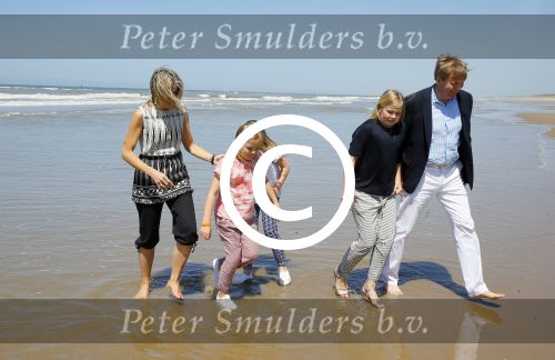 Wassenaar 10 juli 2015
Fotouurtje met Koningin Maxima Koning Willem Alexander en de prinsesjes Amalia Alexia en Ariane op het strand van Wassenaar.