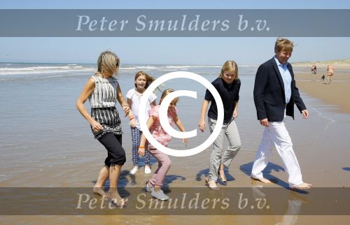 Wassenaar 10 juli 2015
Fotouurtje met Koningin Maxima Koning Willem Alexander en de prinsesjes Amalia Alexia en Ariane op het strand van Wassenaar.