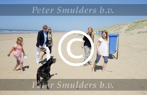 Wassenaar 10 juli 2015
Fotouurtje met Koningin Maxima Koning Willem Alexander en de prinsesjes Amalia Alexia en Ariane op het strand van Wassenaar.