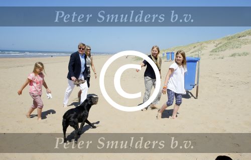 Wassenaar 10 juli 2015
Fotouurtje met Koningin Maxima Koning Willem Alexander en de prinsesjes Amalia Alexia en Ariane op het strand van Wassenaar.
