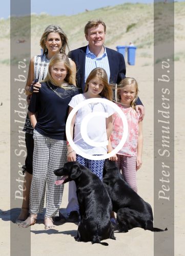 Wassenaar 10 juli 2015
Fotouurtje met Koningin Maxima Koning Willem Alexander en de prinsesjes Amalia Alexia en Ariane op het strand van Wassenaar.