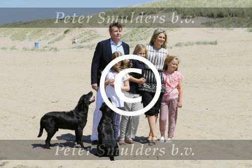 Wassenaar 10 juli 2015
Fotouurtje met Koningin Maxima Koning Willem Alexander en de prinsesjes Amalia Alexia en Ariane op het strand van Wassenaar.