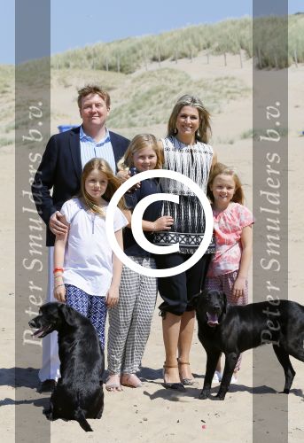 Wassenaar 10 juli 2015
Fotouurtje met Koningin Maxima Koning Willem Alexander en de prinsesjes Amalia Alexia en Ariane op het strand van Wassenaar.