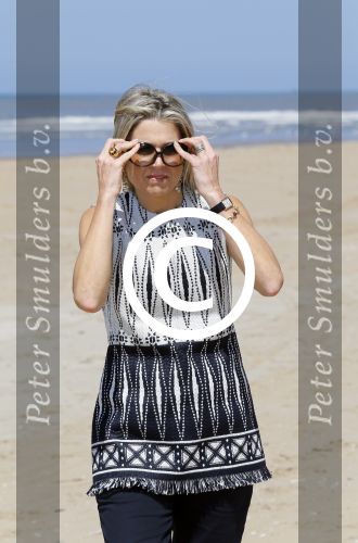 Wassenaar 10 juli 2015
Fotouurtje met Koningin Maxima Koning Willem Alexander en de prinsesjes Amalia Alexia en Ariane op het strand van Wassenaar.