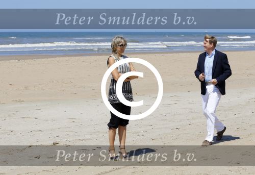 Wassenaar 10 juli 2015
Fotouurtje met Koningin Maxima Koning Willem Alexander en de prinsesjes Amalia Alexia en Ariane op het strand van Wassenaar.