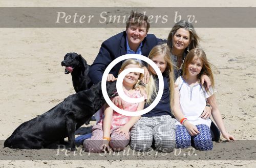 Wassenaar 10 juli 2015
Fotouurtje met Koningin Maxima Koning Willem Alexander en de prinsesjes Amalia Alexia en Ariane op het strand van Wassenaar.