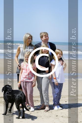 Wassenaar 10 juli 2015
Fotouurtje met Koningin Maxima Koning Willem Alexander en de prinsesjes Amalia Alexia en Ariane op het strand van Wassenaar.