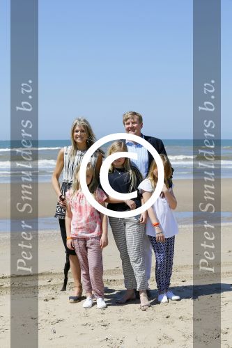 Wassenaar 10 juli 2015
Fotouurtje met Koningin Maxima Koning Willem Alexander en de prinsesjes Amalia Alexia en Ariane op het strand van Wassenaar.