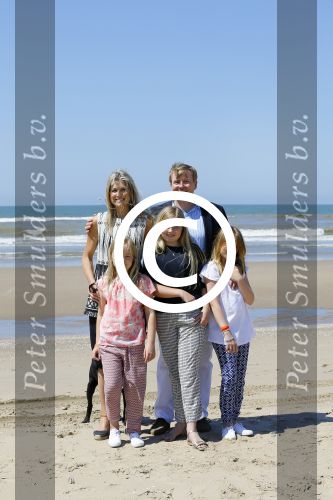 Wassenaar 10 juli 2015
Fotouurtje met Koningin Maxima Koning Willem Alexander en de prinsesjes Amalia Alexia en Ariane op het strand van Wassenaar.