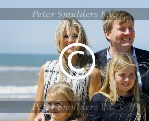 Wassenaar 10 juli 2015
Fotouurtje met Koningin Maxima Koning Willem Alexander en de prinsesjes Amalia Alexia en Ariane op het strand van Wassenaar.