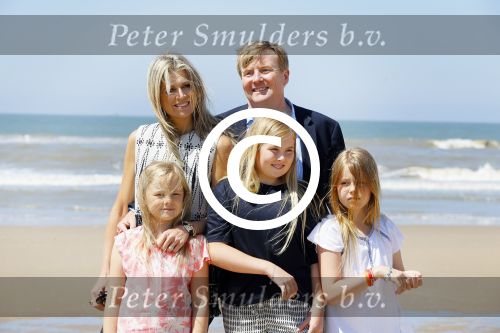 Wassenaar 10 juli 2015
Fotouurtje met Koningin Maxima Koning Willem Alexander en de prinsesjes Amalia Alexia en Ariane op het strand van Wassenaar.