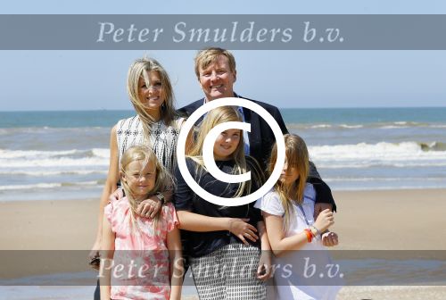 Wassenaar 10 juli 2015
Fotouurtje met Koningin Maxima Koning Willem Alexander en de prinsesjes Amalia Alexia en Ariane op het strand van Wassenaar.