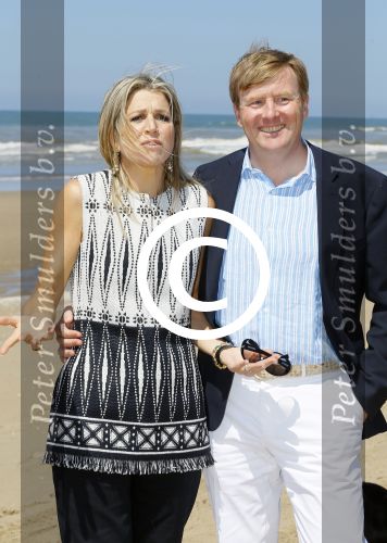 Wassenaar 10 juli 2015
Fotouurtje met Koningin Maxima Koning Willem Alexander en de prinsesjes Amalia Alexia en Ariane op het strand van Wassenaar.