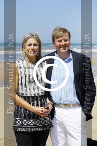 Wassenaar 10 juli 2015
Fotouurtje met Koningin Maxima Koning Willem Alexander en de prinsesjes Amalia Alexia en Ariane op het strand van Wassenaar.