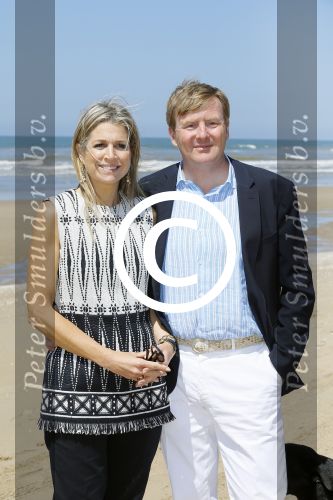 Wassenaar 10 juli 2015
Fotouurtje met Koningin Maxima Koning Willem Alexander en de prinsesjes Amalia Alexia en Ariane op het strand van Wassenaar.