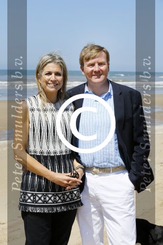 Wassenaar 10 juli 2015
Fotouurtje met Koningin Maxima Koning Willem Alexander en de prinsesjes Amalia Alexia en Ariane op het strand van Wassenaar.