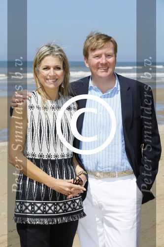 Wassenaar 10 juli 2015
Fotouurtje met Koningin Maxima Koning Willem Alexander en de prinsesjes Amalia Alexia en Ariane op het strand van Wassenaar.