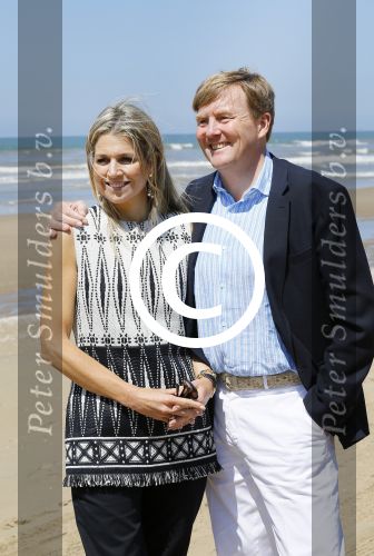 Wassenaar 10 juli 2015
Fotouurtje met Koningin Maxima Koning Willem Alexander en de prinsesjes Amalia Alexia en Ariane op het strand van Wassenaar.