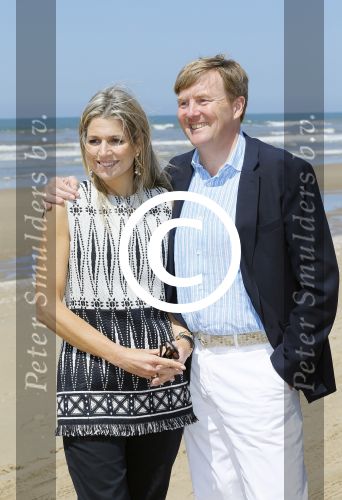 Wassenaar 10 juli 2015
Fotouurtje met Koningin Maxima Koning Willem Alexander en de prinsesjes Amalia Alexia en Ariane op het strand van Wassenaar.