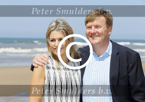 Wassenaar 10 juli 2015
Fotouurtje met Koningin Maxima Koning Willem Alexander en de prinsesjes Amalia Alexia en Ariane op het strand van Wassenaar.
