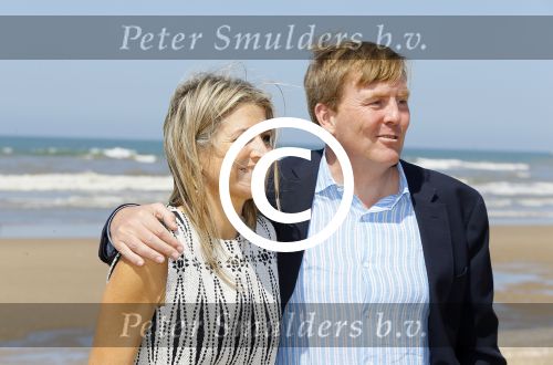 Wassenaar 10 juli 2015
Fotouurtje met Koningin Maxima Koning Willem Alexander en de prinsesjes Amalia Alexia en Ariane op het strand van Wassenaar.