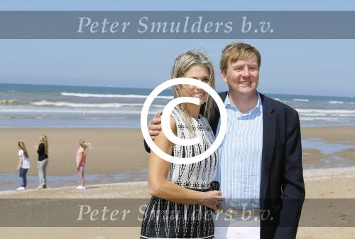 Wassenaar 10 juli 2015
Fotouurtje met Koningin Maxima Koning Willem Alexander en de prinsesjes Amalia Alexia en Ariane op het strand van Wassenaar.