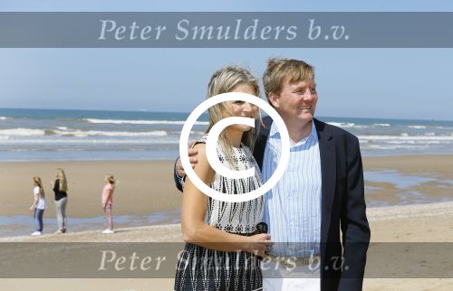 Wassenaar 10 juli 2015
Fotouurtje met Koningin Maxima Koning Willem Alexander en de prinsesjes Amalia Alexia en Ariane op het strand van Wassenaar.