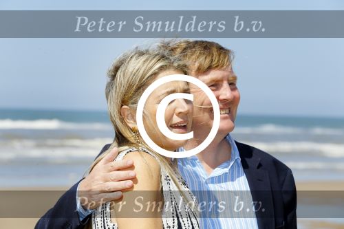 Wassenaar 10 juli 2015
Fotouurtje met Koningin Maxima Koning Willem Alexander en de prinsesjes Amalia Alexia en Ariane op het strand van Wassenaar.