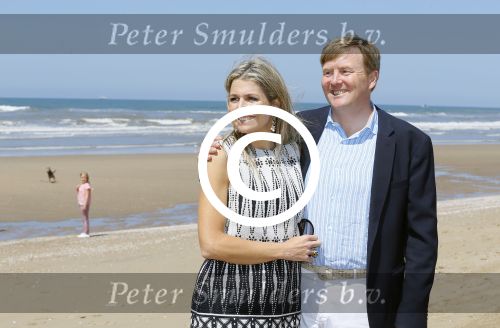 Wassenaar 10 juli 2015
Fotouurtje met Koningin Maxima Koning Willem Alexander en de prinsesjes Amalia Alexia en Ariane op het strand van Wassenaar.
