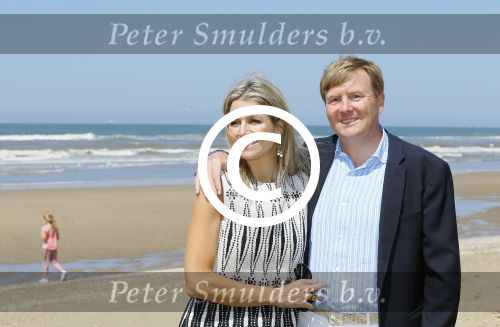 Wassenaar 10 juli 2015
Fotouurtje met Koningin Maxima Koning Willem Alexander en de prinsesjes Amalia Alexia en Ariane op het strand van Wassenaar.
