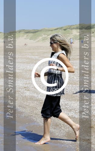 Wassenaar 10 juli 2015
Fotouurtje met Koningin Maxima Koning Willem Alexander en de prinsesjes Amalia Alexia en Ariane op het strand van Wassenaar.