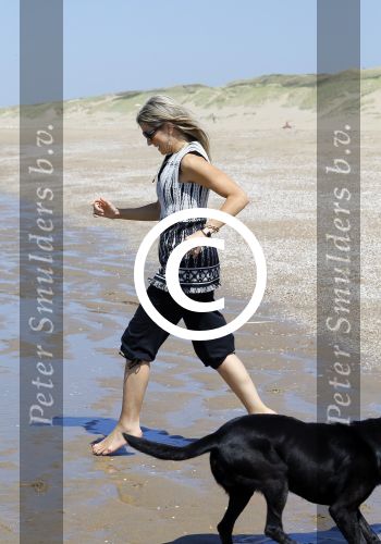Wassenaar 10 juli 2015
Fotouurtje met Koningin Maxima Koning Willem Alexander en de prinsesjes Amalia Alexia en Ariane op het strand van Wassenaar.