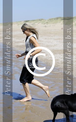Wassenaar 10 juli 2015
Fotouurtje met Koningin Maxima Koning Willem Alexander en de prinsesjes Amalia Alexia en Ariane op het strand van Wassenaar.