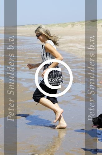Wassenaar 10 juli 2015
Fotouurtje met Koningin Maxima Koning Willem Alexander en de prinsesjes Amalia Alexia en Ariane op het strand van Wassenaar.