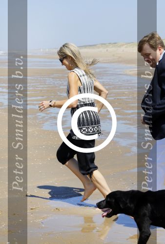 Wassenaar 10 juli 2015
Fotouurtje met Koningin Maxima Koning Willem Alexander en de prinsesjes Amalia Alexia en Ariane op het strand van Wassenaar.