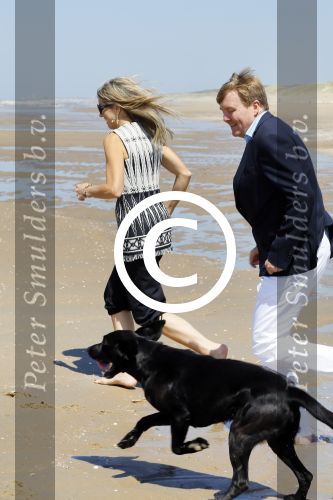 Wassenaar 10 juli 2015
Fotouurtje met Koningin Maxima Koning Willem Alexander en de prinsesjes Amalia Alexia en Ariane op het strand van Wassenaar.