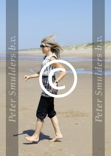 Wassenaar 10 juli 2015
Fotouurtje met Koningin Maxima Koning Willem Alexander en de prinsesjes Amalia Alexia en Ariane op het strand van Wassenaar.
