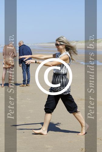 Wassenaar 10 juli 2015
Fotouurtje met Koningin Maxima Koning Willem Alexander en de prinsesjes Amalia Alexia en Ariane op het strand van Wassenaar.