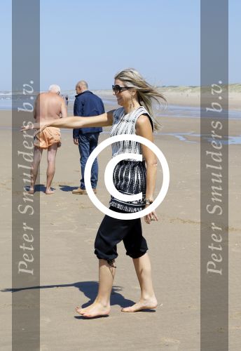 Wassenaar 10 juli 2015
Fotouurtje met Koningin Maxima Koning Willem Alexander en de prinsesjes Amalia Alexia en Ariane op het strand van Wassenaar.