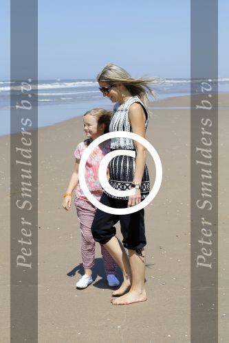 Wassenaar 10 juli 2015
Fotouurtje met Koningin Maxima Koning Willem Alexander en de prinsesjes Amalia Alexia en Ariane op het strand van Wassenaar.
