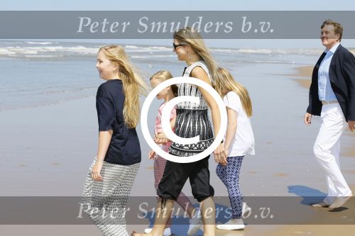 Wassenaar 10 juli 2015
Fotouurtje met Koningin Maxima Koning Willem Alexander en de prinsesjes Amalia Alexia en Ariane op het strand van Wassenaar.